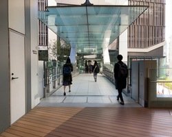 歩道橋を渡り渋谷アクシュに到着です。