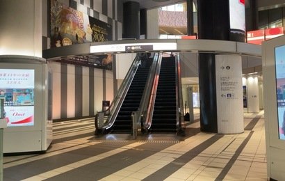 エスカレーターで2階まで上がります。