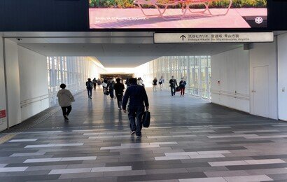 連絡通路を渡り、渋谷ヒカリエを目指します。