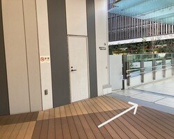 昇ったら右に進みます。